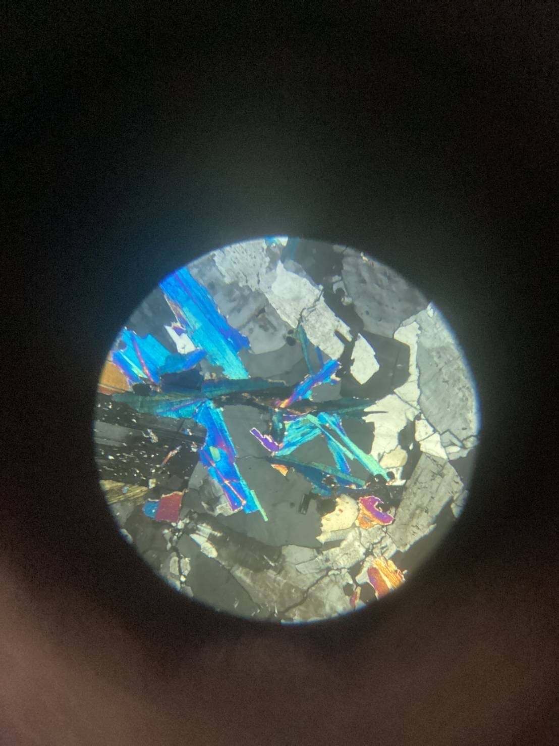 偏光顕微鏡による岩石薄片観察の様子