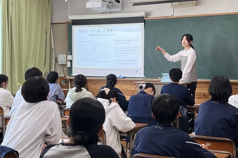 ３年選択生が、１年生の授業で課題研究発表
