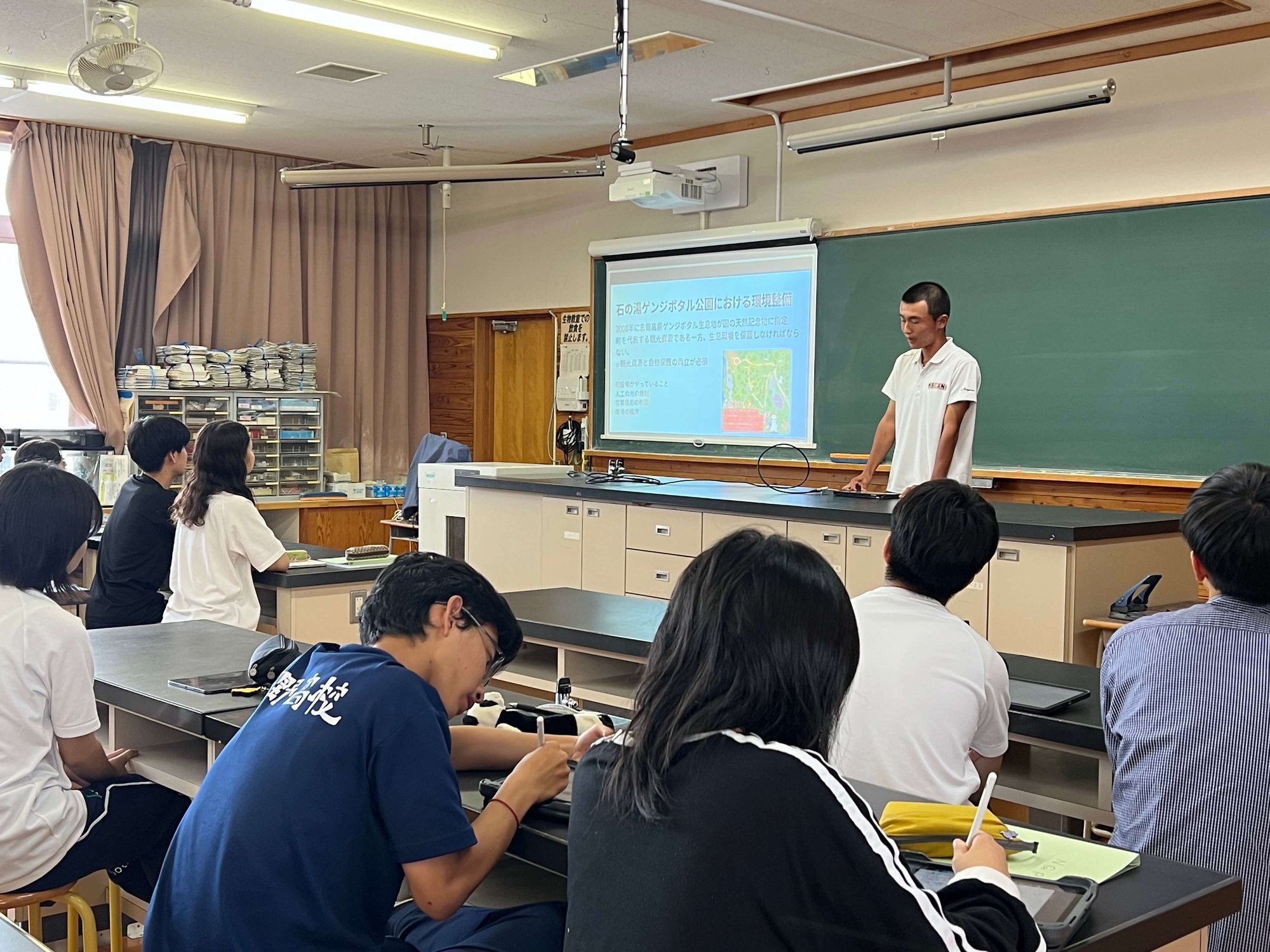 中間報告会の様子