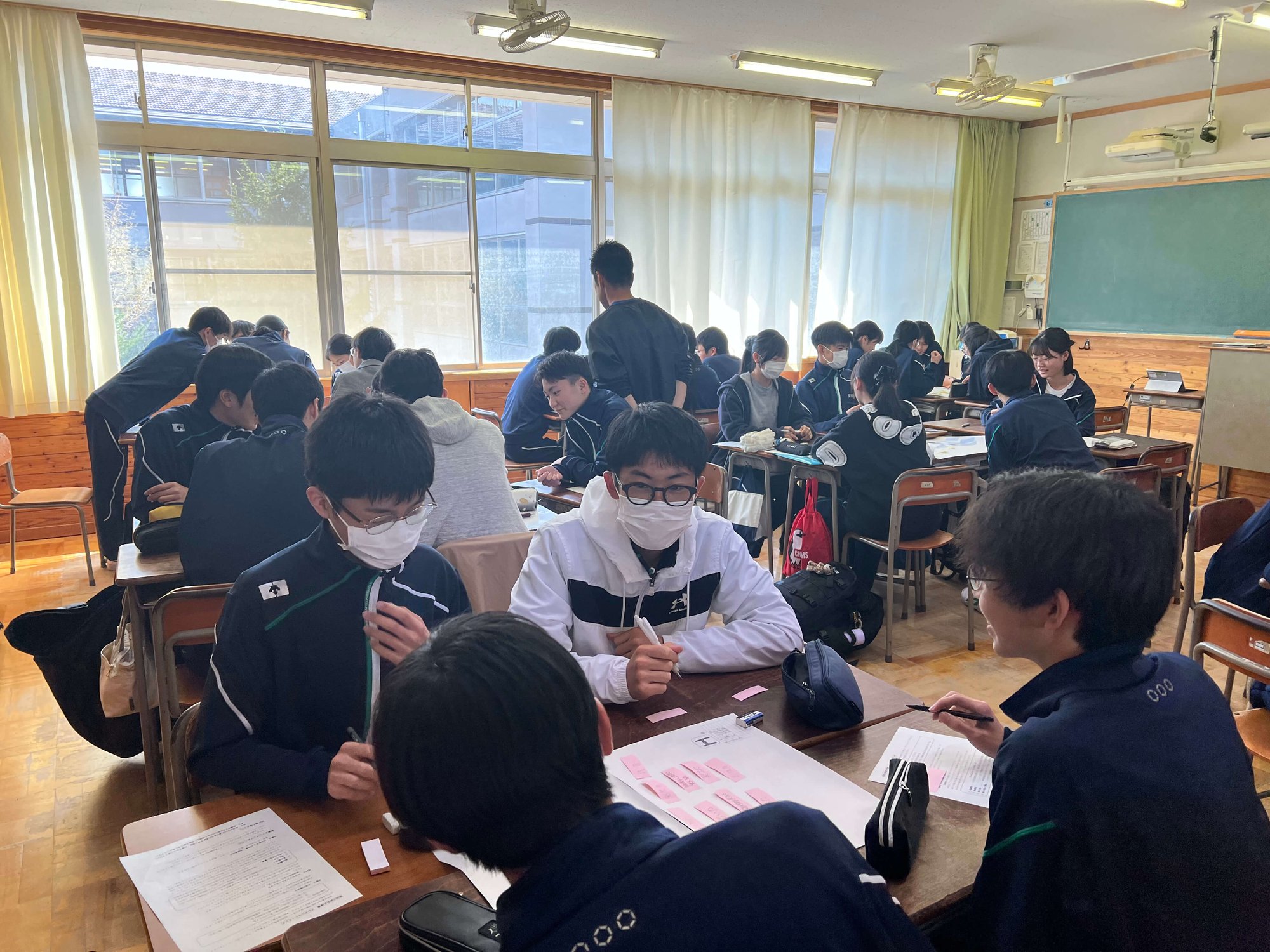 ブレインストーミングから総合授業の様子