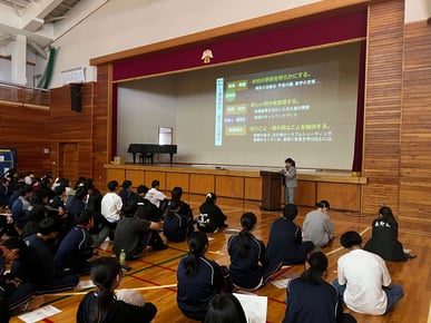 2年生の授業で「課題研究デザイン」講演