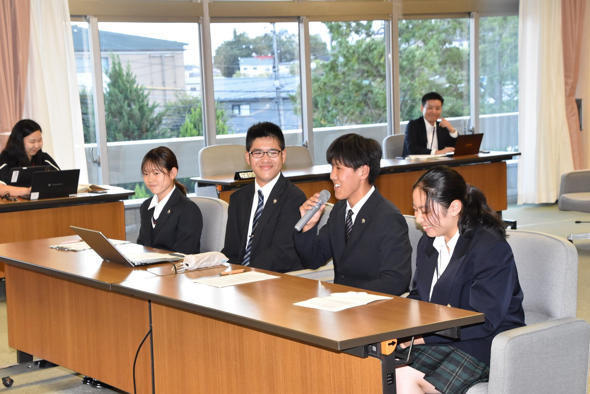 長野県議会での研究発表の様子