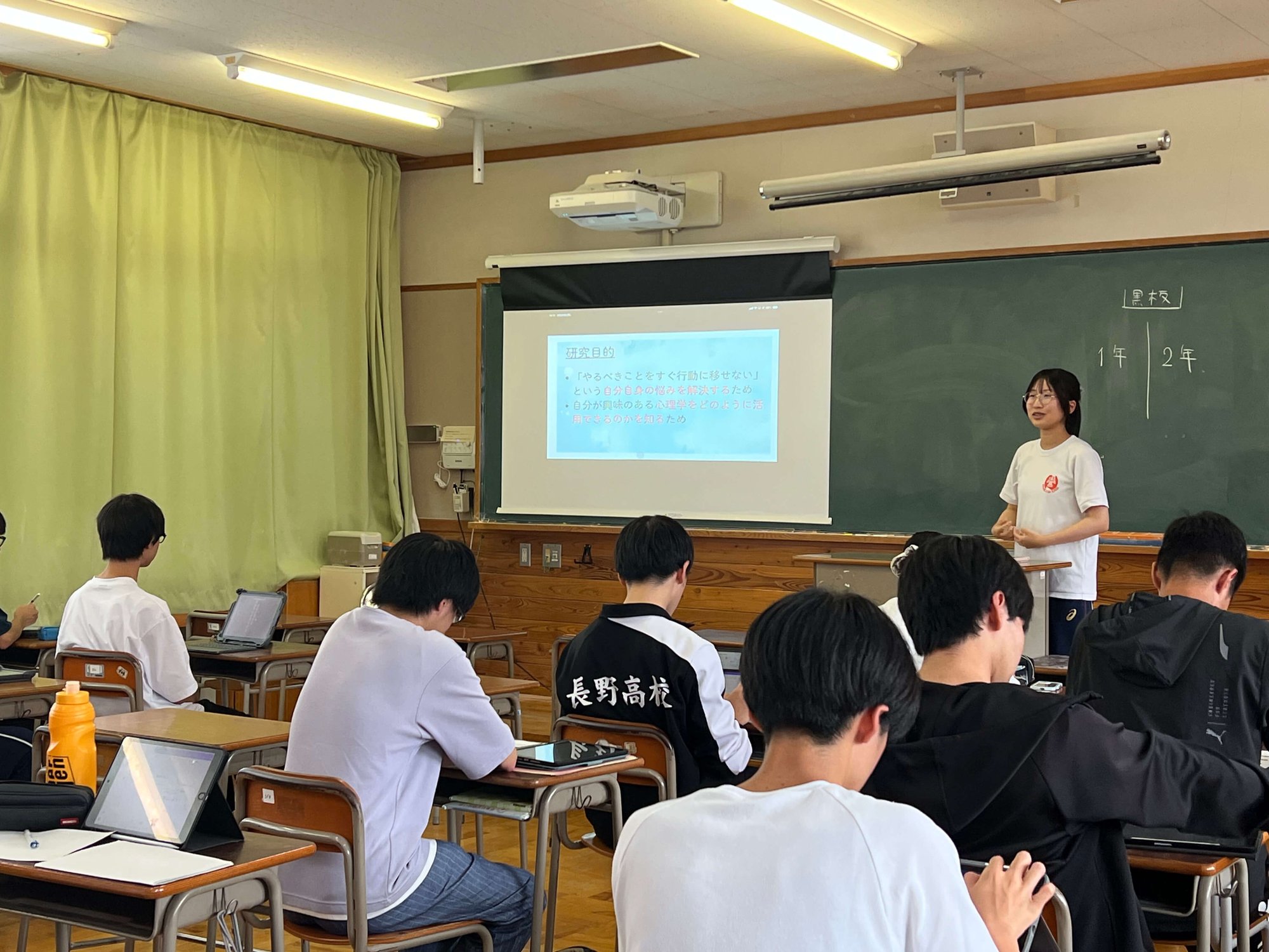 中間報告会の様子