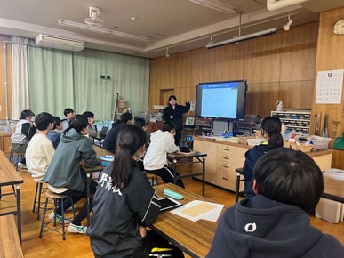 効果的なスライドの作成について1年生に講義