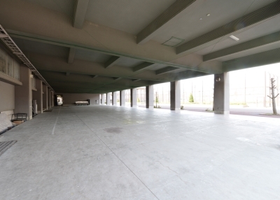 体育館前のピロティ